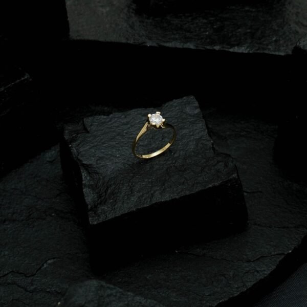 Anel Dourado Solitário com Pedra de Zircônia - Imagem 3