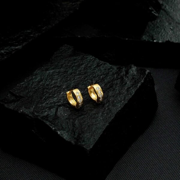 Brinco Dourado de Argolinha com Pedras de Zircônia - Imagem 3
