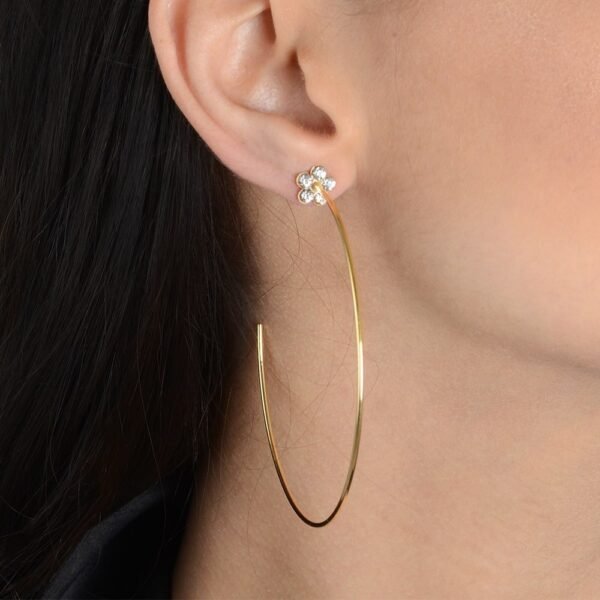 Brinco Dourado Grande de Argola com Detalhe de Flor em Strass - Imagem 2