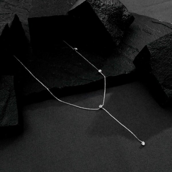 Colar Prateado Gravatinha com Pontos de Luz - Imagem 3