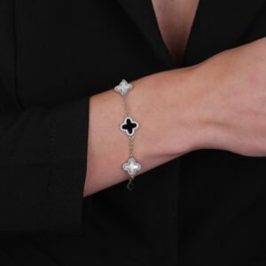 Pulseira Prateada de Trevos Pretos e Brancos Cravejados de Zircônia