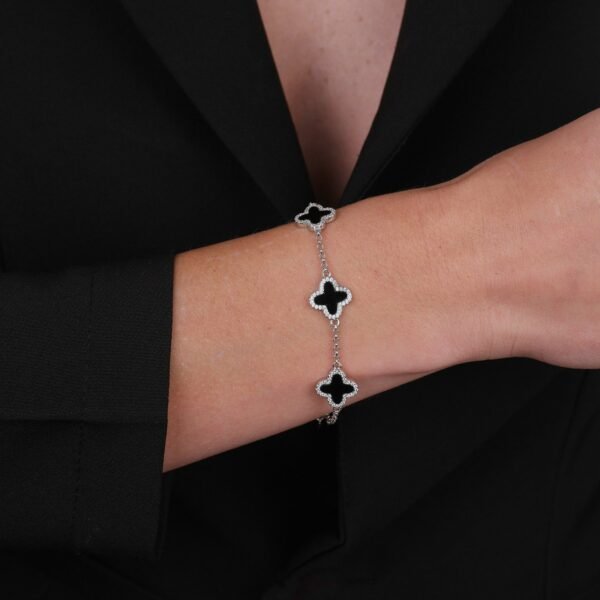 Pulseira Prateada de Trevos Pretos Cravejados de Zircônia - Imagem 2